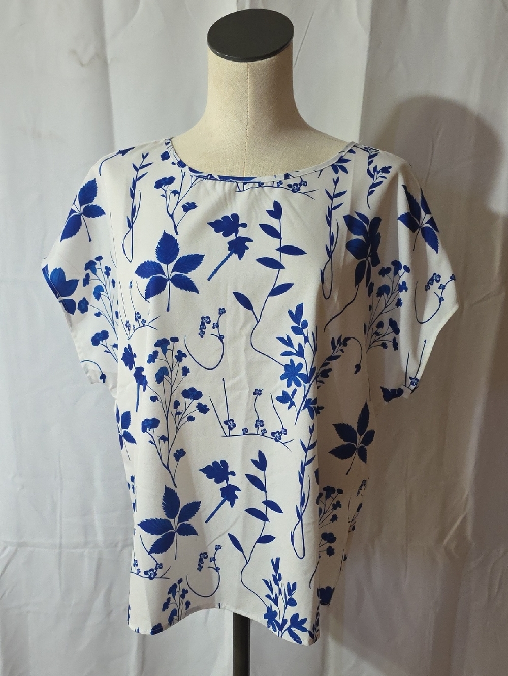 Women’s White & Blue Floral Short Sleeve Top